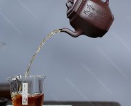 泉眼無聲惜細流，樹蔭照水愛晴柔。