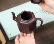 泉眼無聲惜細流，樹蔭照水愛晴柔。