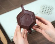 泉眼無聲惜細流，樹蔭照水愛晴柔。