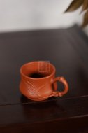 《帶把朱泥竹節杯》