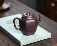 泉眼無聲惜細流，樹蔭照水愛晴柔。