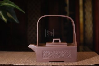 《金玉提梁》宜興市紫砂壺紫泥全手工高級(jí)工藝美術(shù)師制作創(chuàng)新提梁茶具套壺 《金玉提梁》宜興市紫砂壺紫泥全手工高級(jí)工藝美術(shù)師制作創(chuàng)新提梁茶具套壺